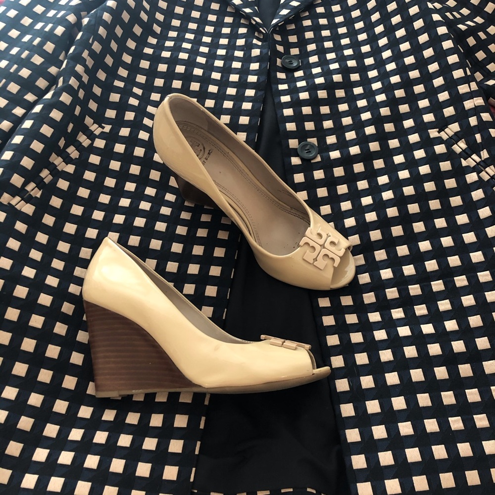 Tory Burch Peep-Toe Wedge in Light Oak size 7